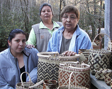 三个拿着手工篮子的印第安妇女.